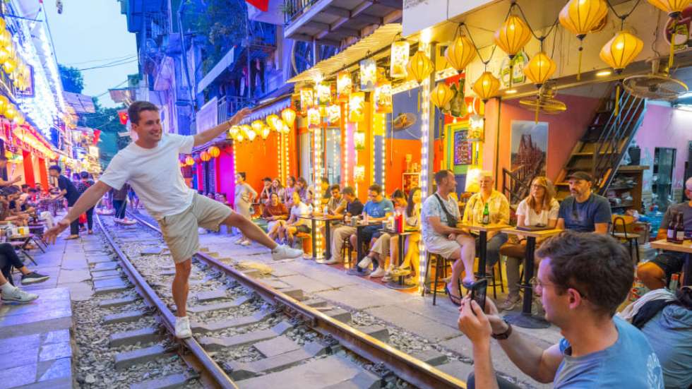 unusual-things-hanoi-train-street